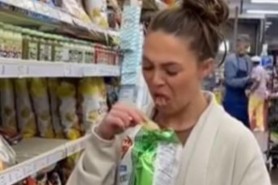 VIDEO // Gest revoltător. Tânără filmată când scuipă într-o pungă de chipsuri şi o pune la loc pe raft, într-un supermarket